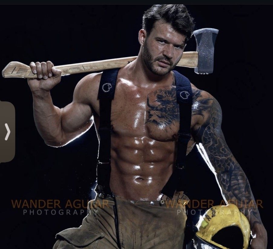 DANIEL-TOPLESS-WAITER-MAGIC-MEN