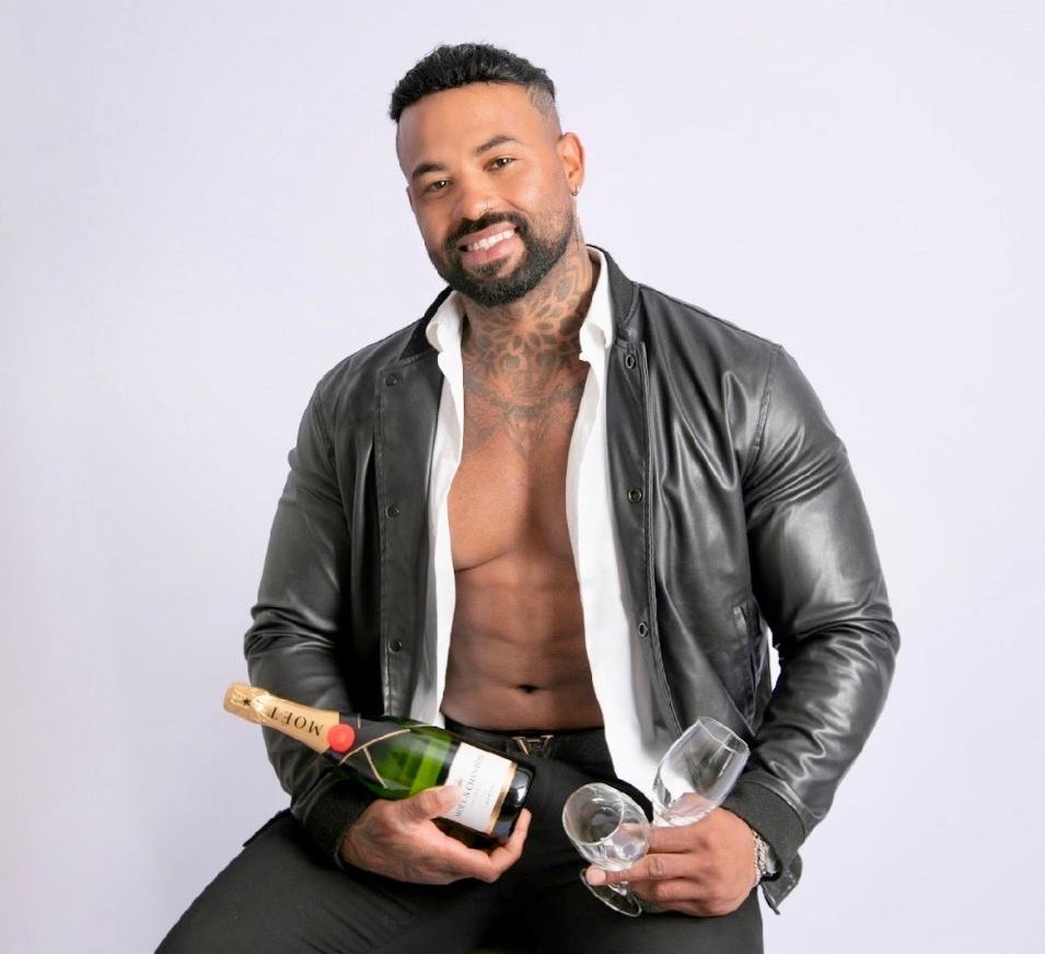 MELBOURNE-TOPLESS-WAITER-YOANDY-DARK-SKIN